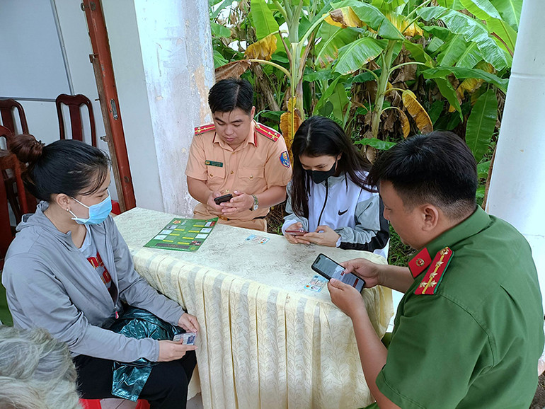 Lực lượng Công an Cà Mau đến tận nhà hướng dẫn giúp dân cài đặt, kích hoạt tài khoản định danh điện tử.