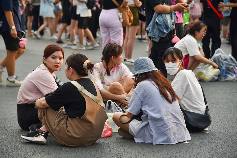 [Ảnh] Sân vận động Mỹ Đình chật cứng người hâm mộ tham gia đêm nhạc của Blackpink ảnh 15