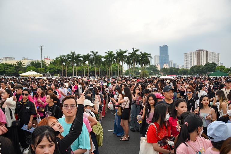 [Ảnh] Sân vận động Mỹ Đình chật cứng người hâm mộ tham gia đêm nhạc của Blackpink ảnh 13