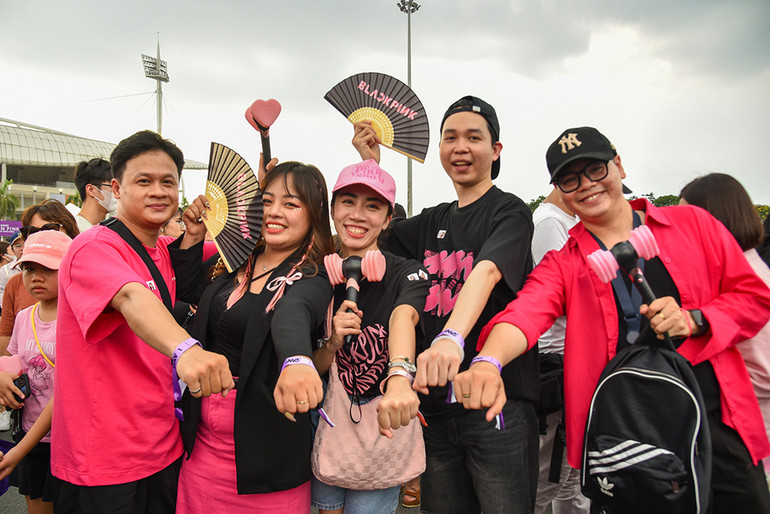 [Ảnh] Sân vận động Mỹ Đình chật cứng người hâm mộ tham gia đêm nhạc của Blackpink ảnh 9