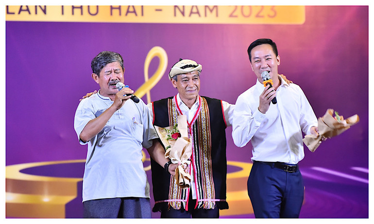 Đây cũng là dịp để phóng viên các cơ quan thường trú cũng như các đồng chí lãnh đạo Báo Nhân Dân có cơ hội gặp mặt, giao lưu với nhau sau 1 năm công tác, làm việc.