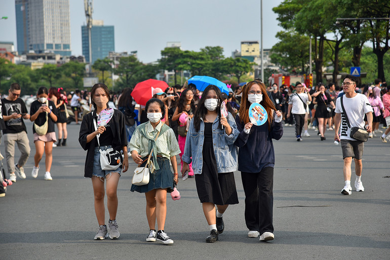 [Ảnh] Sân vận động Mỹ Đình chật cứng người hâm mộ tham gia đêm nhạc của Blackpink ảnh 3