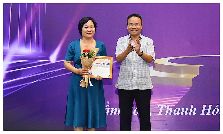 Phó Tổng Biên tập Báo Nhân Dân Đinh Như Hoan trao giải Nhì - Giải Chương trình tặng Ban Quản lý phóng viên thường trú.