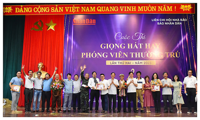 Tổng Biên tập Báo Nhân Dân Lê Quốc Minh cùng Phó Tổng Biên tập Đinh Như Hoan và đại diện lãnh đạo tỉnh Thanh Hóa trao giải Nhất - Giải Chương trình tặng Cơ quan thường trực thành phố Đà Nẵng.