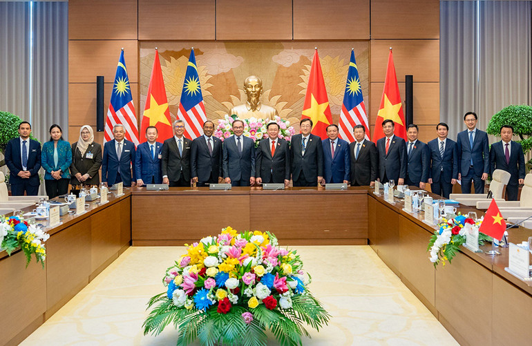 Chủ tịch Quốc hội Vương Đình Huệ và Thủ tướng Malaysia Anwar Ibrahim chụp ảnh lưu niệm với đại biểu hai nước tại buổi tiếp. (Ảnh: DUY LINH) Chủ tịch Quốc hội Vương Đình Huệ và Thủ tướng Malaysia Anwar Ibrahim chụp ảnh lưu niệm với đại biểu hai nước tại buổi tiếp. (Ảnh: DUY LINH)