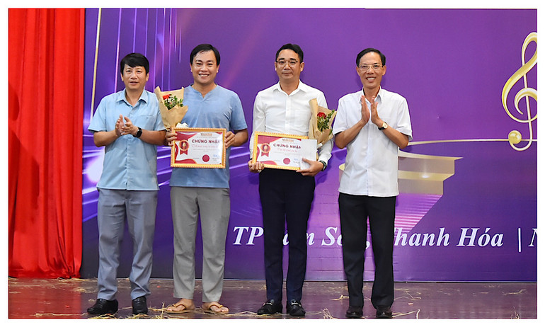 Đại diện lãnh đạo tỉnh Thanh Hóa trao giải Ba - Giải Chương trình tặng Cơ quan thường trực Thành phố Hồ Chí Minh và Cơ quan thường trực thành phố Cần Thơ.