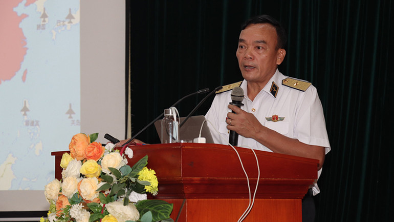Thiếu tướng Phạm Văn Quang, Chuẩn Đô đốc, Phó Chủ nhiệm Chính trị Hải quân thông tin chuyên đề về biển đảo.