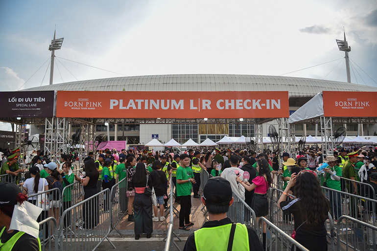 [Ảnh] Sân vận động Mỹ Đình chật cứng người hâm mộ tham gia đêm nhạc của Blackpink ảnh 4