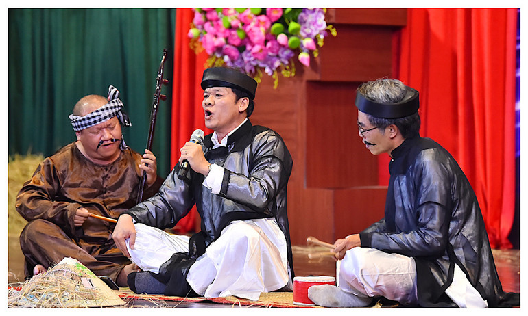 Tiết mục hát chầu văn Ngồi buồn nhớ mẹ của nhà báo Uông Thái Biểu (Cơ quan thường trực Đà Nẵng) được chuẩn bị chu đáo từ trang phục đến đạo cụ biểu diễn.