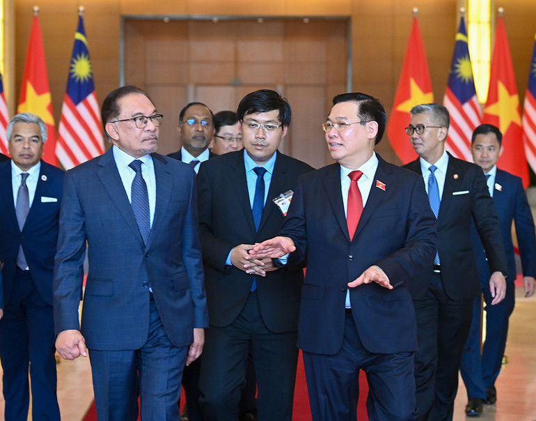 Chủ tịch Quốc hội Vương Đình Huệ trao đổi với Thủ tướng Malaysia Anwar Ibrahim. (Ảnh: DUY LINH) Chủ tịch Quốc hội Vương Đình Huệ trao đổi với Thủ tướng Malaysia Anwar Ibrahim. (Ảnh: DUY LINH)