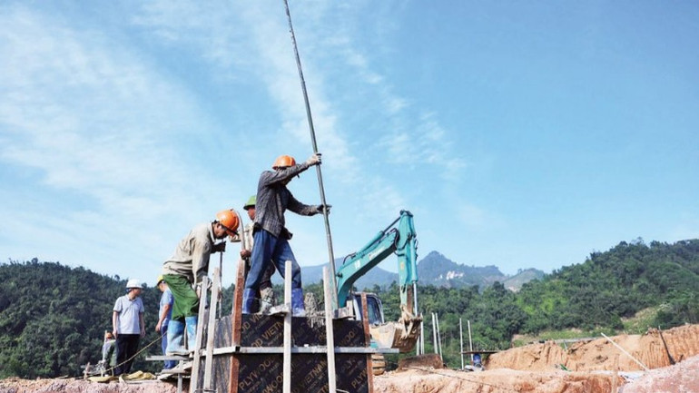 Dù nắng nóng gay gắt, các công nhân vẫn miệt mài làm việc.