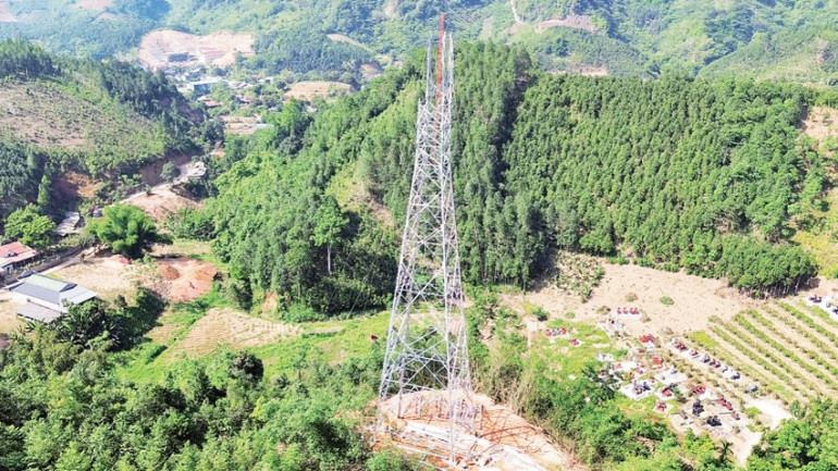 Vượt qua khó khăn, những cột điện đầu tiên của Dự án đườngdây 500 kV Lào Cai-Vĩnh Yên dần hoàn thiện