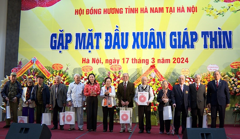 Đồng chí Nguyễn Thị Doan và đồng chí Đinh Thị Lụa tặng quà cho các cụ cao tuổi.