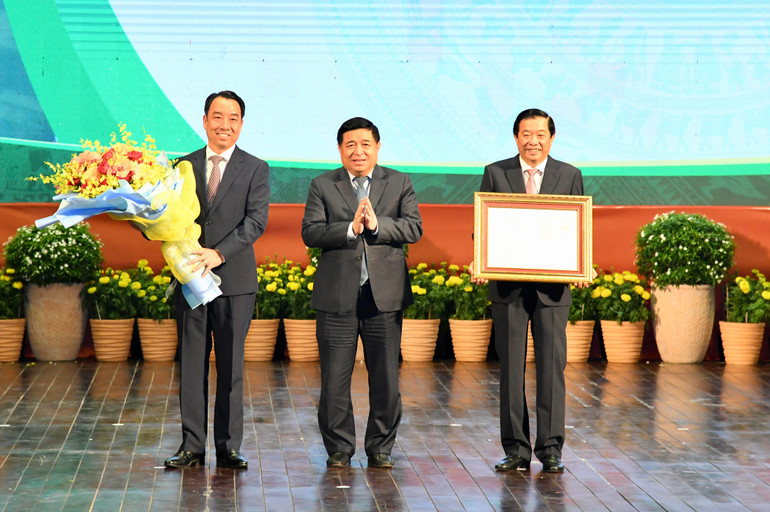 Bộ trưởng Kế hoạch và Đầu tư Nguyễn Chí Dũng trao Quyết định của Thủ tướng Chính phủ ban hành Quy hoạch tỉnh Vĩnh Long cho lãnh đạo tỉnh.