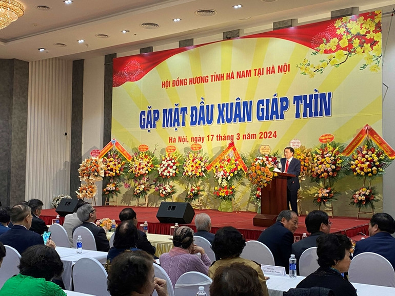 Đồng chí Nguyễn Đức Vượng, Phó Chủ tịch Ủy ban nhân dân tỉnh Hà Nam thông tin về tình hình phát triển kinh tế-xã hội của địa phương trong năm 2023.