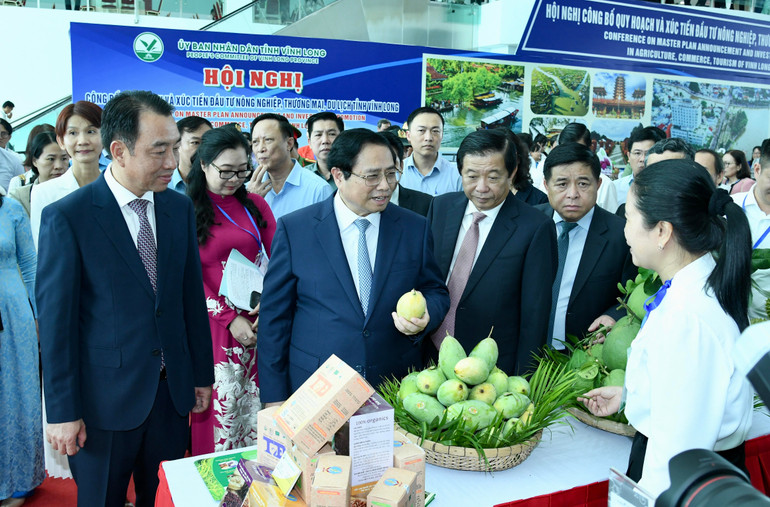 Thủ tướng Phạm Minh Chính thăm một gian hàng trưng bày đặc sản OCOP của tỉnh Vĩnh Long.