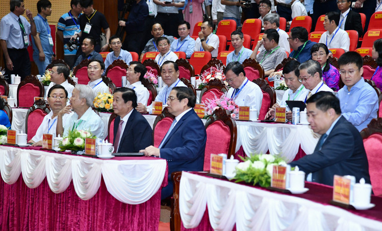 Thủ tướng Phạm Minh Chính và các đại biểu dự Hội nghị công bố quy hoạch và xúc tiến đầu tư tỉnh Vĩnh Long.