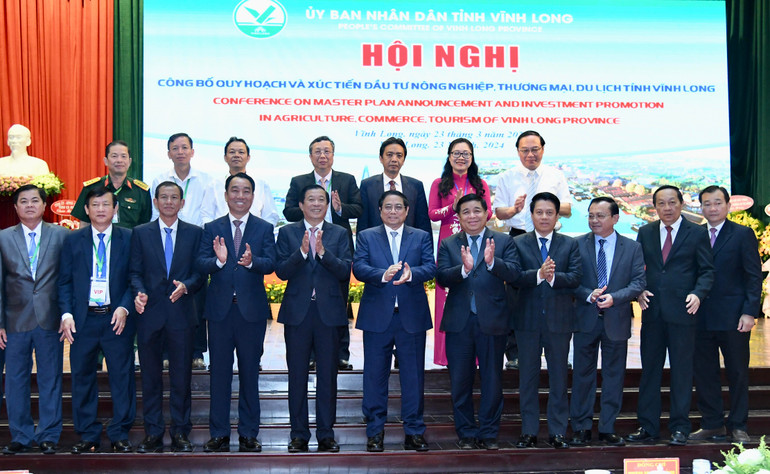 Thủ tướng Phạm Minh Chính chụp ảnh lưu niệm với lãnh đạo tỉnh Vĩnh Long.