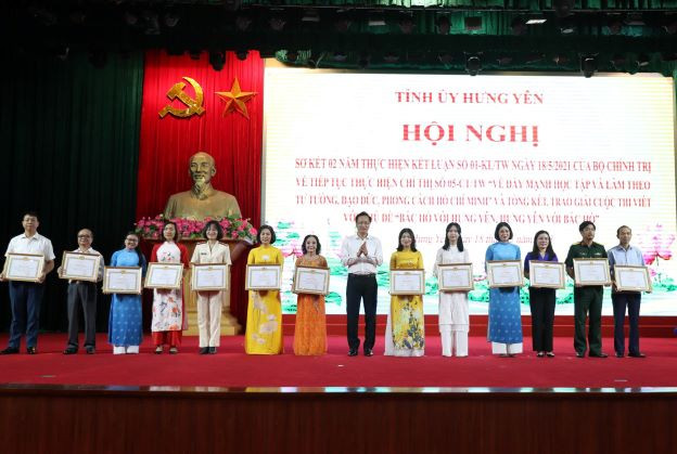 Tỉnh ủy Hưng Yên tặng bằng khen cho 3 đơn vị tổ chức tốt cuộc thi và 10 tác giả, nhóm tác giả đoạt giải Nhất, Nhì, Ba trong cuộc thi viết với chủ đề “Bác Hồ với Hưng Yên, Hưng Yên với Bác Hồ”.