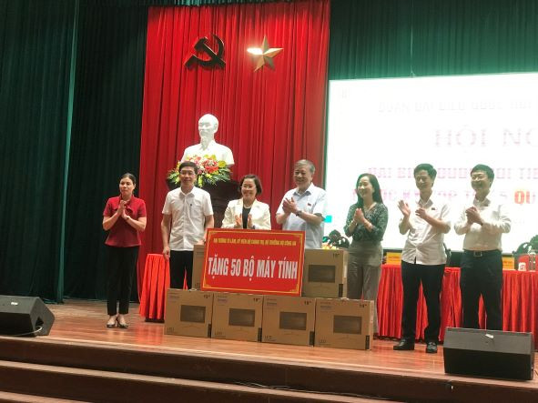 Đồng chí Tô Lâm tặng 50 bộ máy tính cho thị xã Mỹ Hào, tỉnh Hưng Yên.