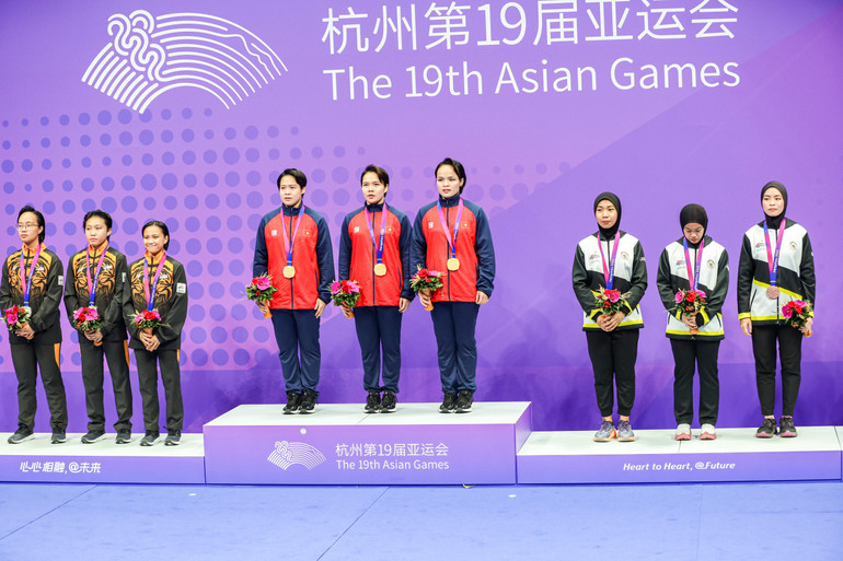 Các cô gái Việt Nam trên bục nhận huy chương.