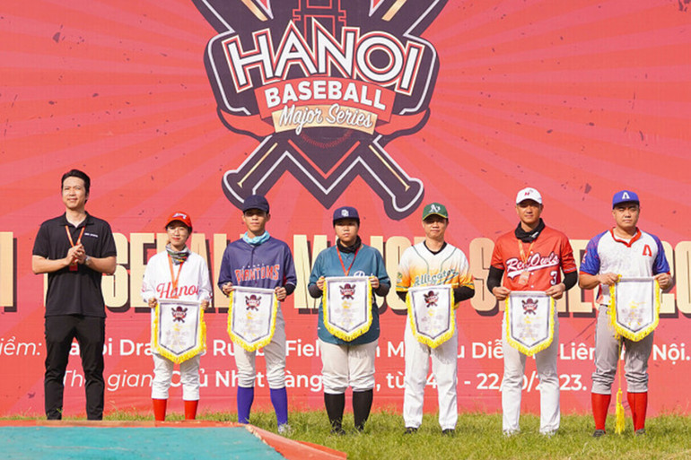 Đại diện Ban tổ chức cùng sáu đội bóng tại Lễ khai mạc HBMS 2023.