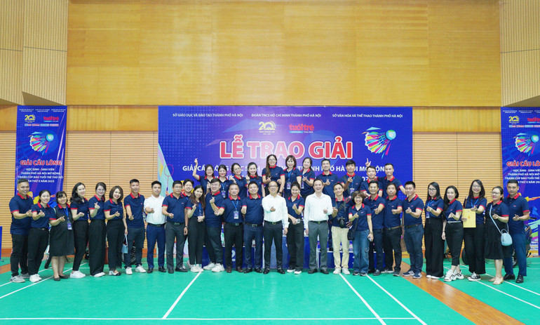 Ban tổ chức chụp ảnh lưu niệm sau một mùa giải thành công tốt đẹp. Ban tổ chức chụp ảnh lưu niệm sau một mùa giải thành công tốt đẹp.