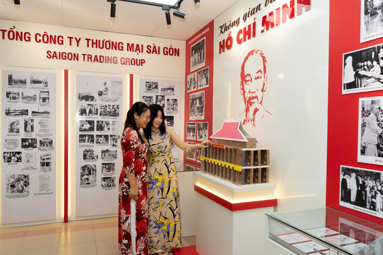 Công tác giáo dục chính trị, tư tưởng cho cán bộ, đảng viên và người lao động là công việc đặc biệt quan trọng, thường xuyên. (Ảnh: SATRA) Công tác giáo dục chính trị, tư tưởng cho cán bộ, đảng viên và người lao động là công việc đặc biệt quan trọng, thường xuyên. (Ảnh: SATRA)