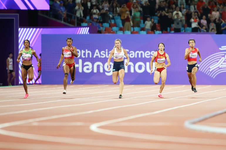 Trần Thị Nhi Yến (đầu tiên từ phải qua) tranh tài cùng các vận động viên châu lục.