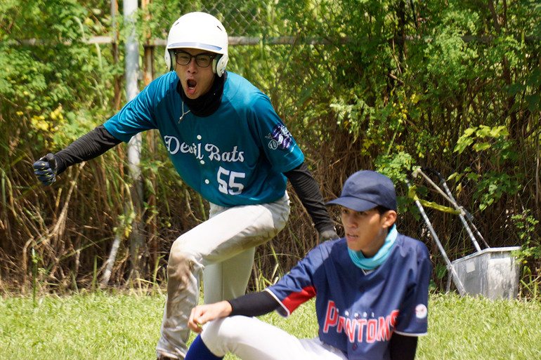 Khoảnh khắc ăn mừng của cầu thủ Devil Bats.