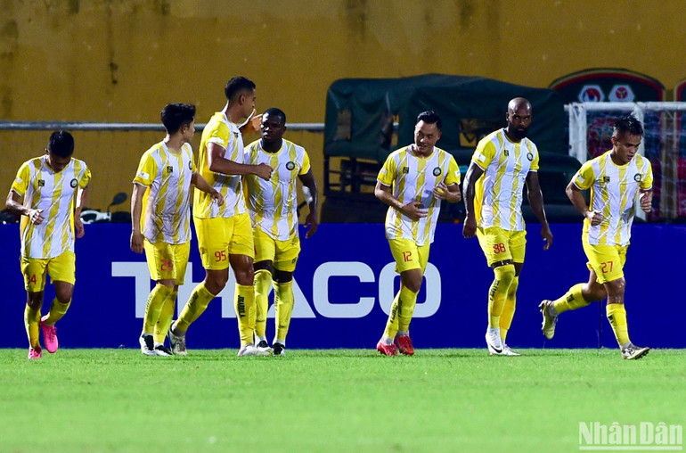 Các cầu thủ Thanh Hoá ăn mừng bàn thắng ở hiệp 1.