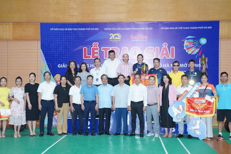 Ban tổ chức cùng các đại biểu trao giải thưởng cho các đoàn. Ban tổ chức cùng các đại biểu trao giải thưởng cho các đoàn.