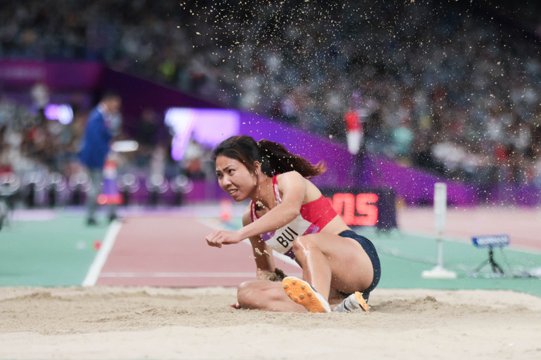 Bùi Thị Thu Thảo thi đấu nội dung nhảy xa.