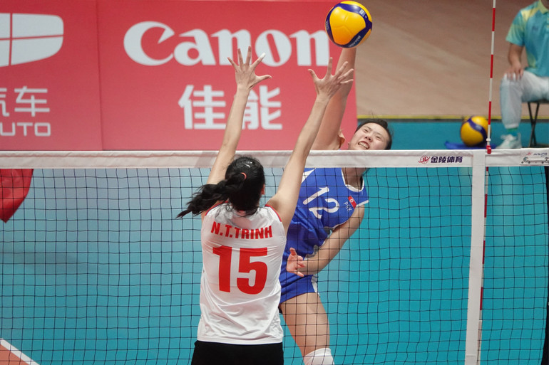 Các cô gái Triều Tiên quyết tâm không bỏ cuộc. (Ảnh: Nam Trung)