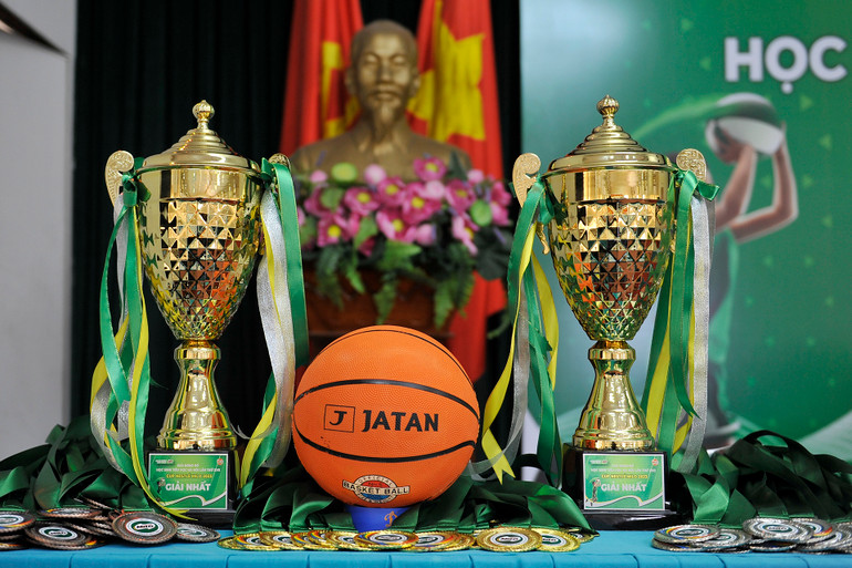 Cúp vô địch và các Huy chương của giải đấu.