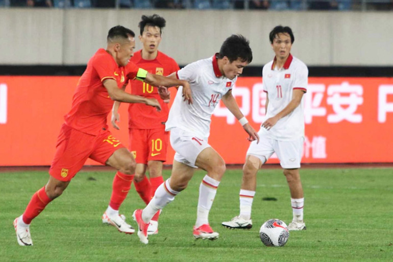 Hoàng Đức bị theo sát bởi cầu thủ Trung Quốc. (Ảnh: VFF)