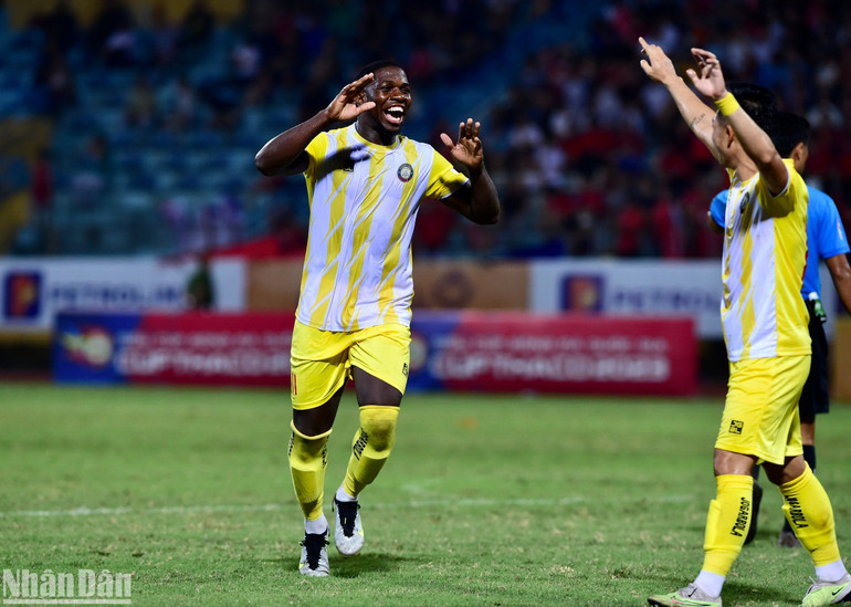 Rimario có 2 bàn thắng liên tiếp quá dễ dàng.