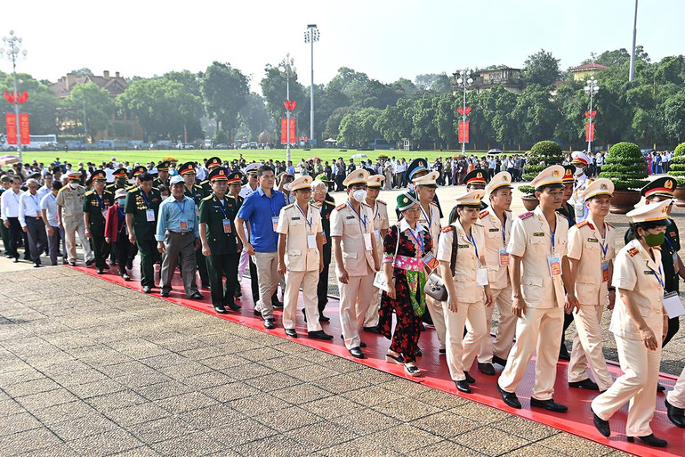 Đoàn đại biểu người có công với cách mạng tưởng niệm các Anh hùng, liệt sĩ và vào Lăng viếng Chủ tịch Hồ Chí Minh ảnh 13
