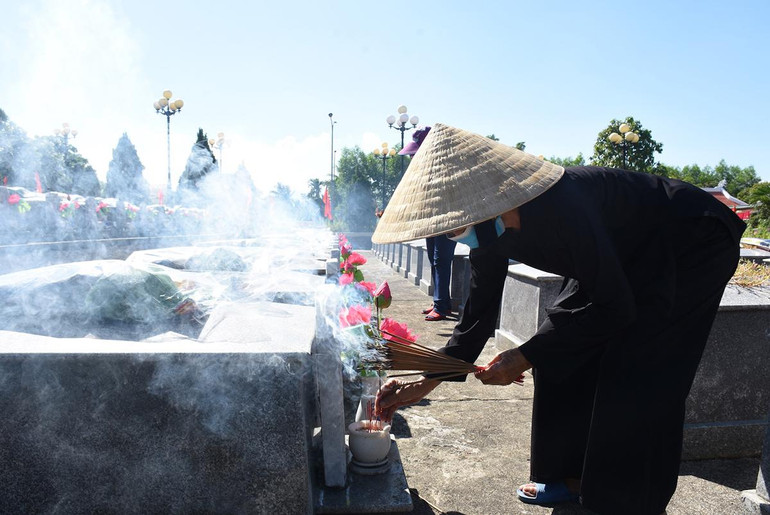 Bà Trần Thị Lung thắp hương cho em trai là liệt sĩ Trần Hồng. Bà Trần Thị Lung thắp hương cho em trai là liệt sĩ Trần Hồng.