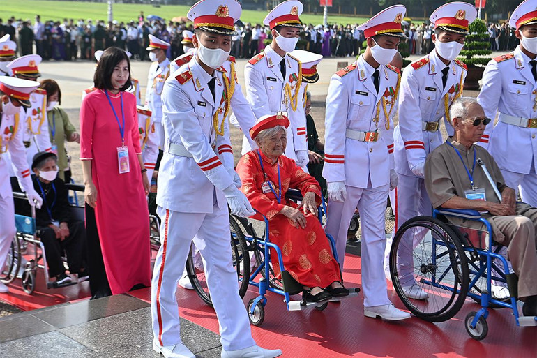 Đoàn đại biểu người có công với cách mạng tưởng niệm các Anh hùng, liệt sĩ và vào Lăng viếng Chủ tịch Hồ Chí Minh ảnh 8