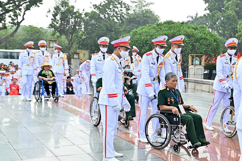 Đoàn đại biểu người có công với cách mạng tưởng niệm các Anh hùng, liệt sĩ và vào Lăng viếng Chủ tịch Hồ Chí Minh ảnh 4