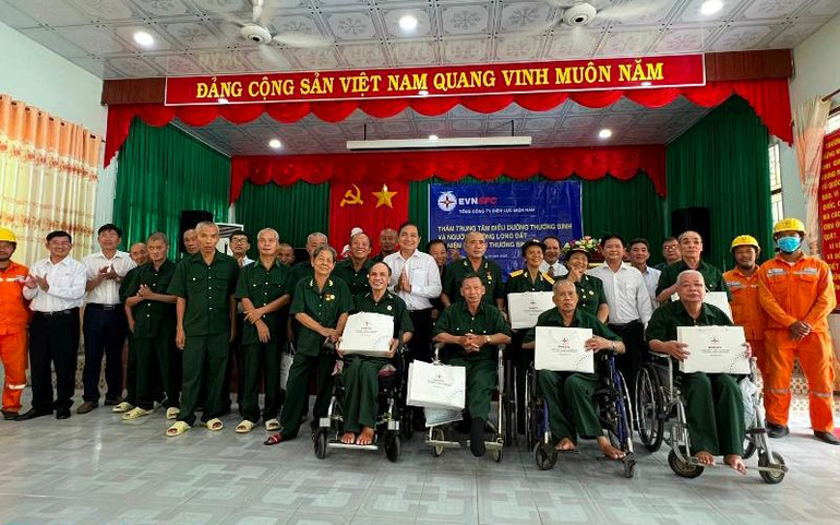 Đoàn công tác của EVN SPC chụp hình lưu niệm cùng các thương, bệnh binh tại Trung tâm điều dưỡng thương binh và người có công Long Đất.