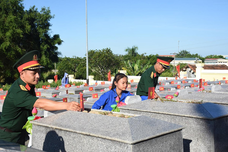 Thế hệ trẻ Hòa Phong chăm sóc các phần mộ liệt sĩ tại nghĩa trang liệt sĩ Hòa Phong. Thế hệ trẻ Hòa Phong chăm sóc các phần mộ liệt sĩ tại nghĩa trang liệt sĩ Hòa Phong.