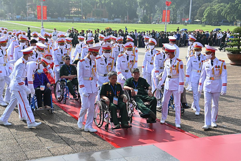 Đoàn đại biểu người có công với cách mạng tưởng niệm các Anh hùng, liệt sĩ và vào Lăng viếng Chủ tịch Hồ Chí Minh ảnh 9