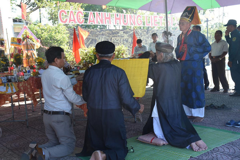 Các vị bô lão trong làng Túy Loan tiến hành nghi lễ giỗ liệt sĩ. Các vị bô lão trong làng Túy Loan tiến hành nghi lễ giỗ liệt sĩ.