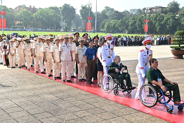 Đoàn đại biểu người có công với cách mạng tưởng niệm các Anh hùng, liệt sĩ và vào Lăng viếng Chủ tịch Hồ Chí Minh ảnh 11