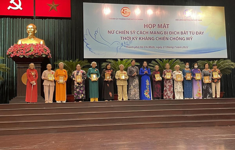 Phó Chủ tịch nước Võ Thị Ánh Xuân trao quà tặng các nữ chiến sĩ cách mạng bị địch bắt tù đày thời kháng chiến chống Mỹ.