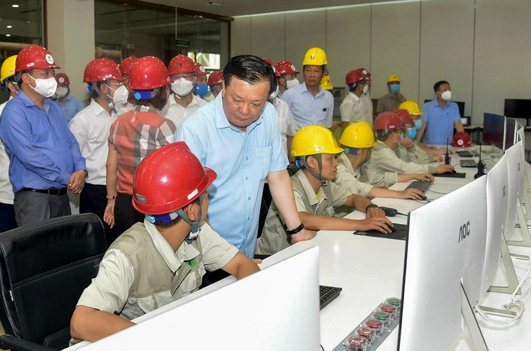 Đồng chí Đinh Tiến Dũng thăm, kiểm tra Nhà máy điện rác Thiên Ý tại Khu liên hiệp xử lý chất thải Nam Sơn. (Ảnh: Duy Linh)