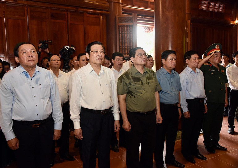 Thủ tướng Phạm Minh Chính và đoàn công tác tại Nhà tưởng niệm Chủ tịch Hồ Chí Minh.