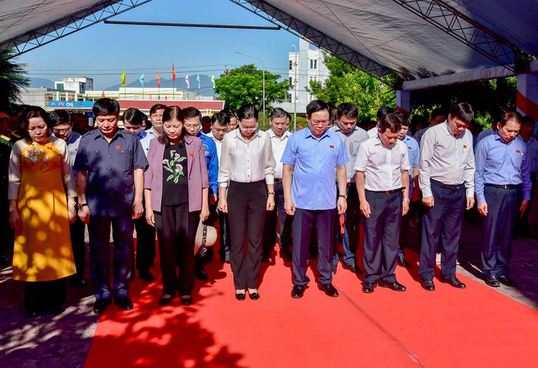 Chủ tịch Quốc hội Vương Đình Huệ và các đại biểu dâng hương, dâng hoa tại Nghĩa trang liệt sĩ thành phố Quảng Ngãi. (Ảnh: Đăng Anh)